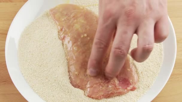 Ескалоп з телятини в хлібних крихтах — стокове відео