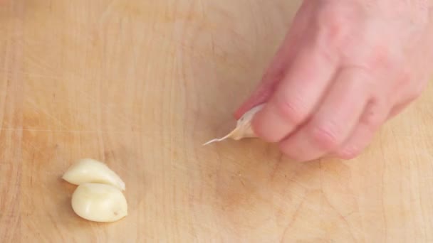 Knoblauch mit einem Messer zerkleinert und geschält — Stockvideo