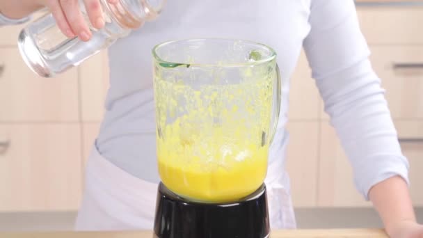 Vatten tillförs en mango lassi — Stockvideo