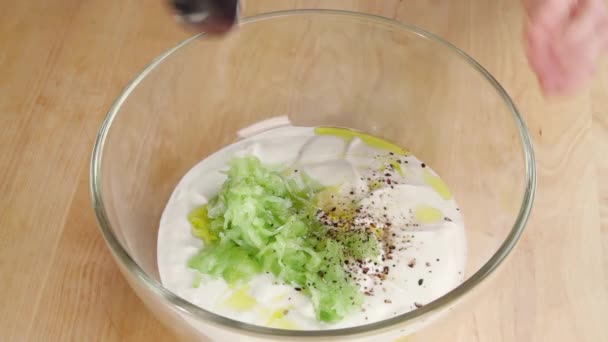 Zutaten für Tzatziki gemischt — Stockvideo