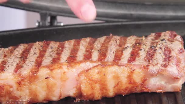 Propečení steaků New York strip — Stock video