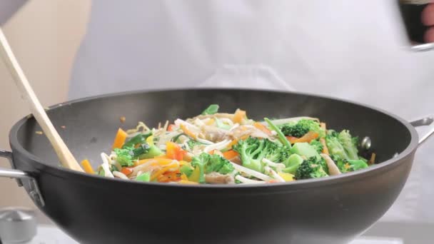 Seasoning stir-fried vegetables with soy sauce — Stock Video