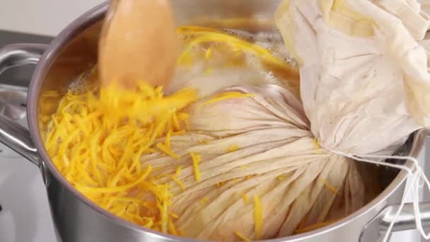 Gotowania rdzeń i pestek w tkaniny muślin — Wideo stockowe