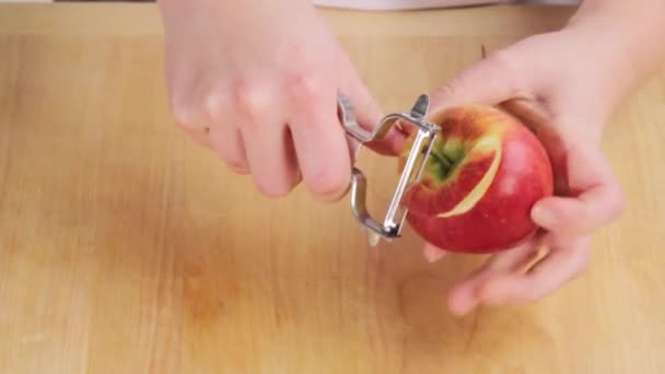 Manzana pelada en espiral — Vídeo de stock