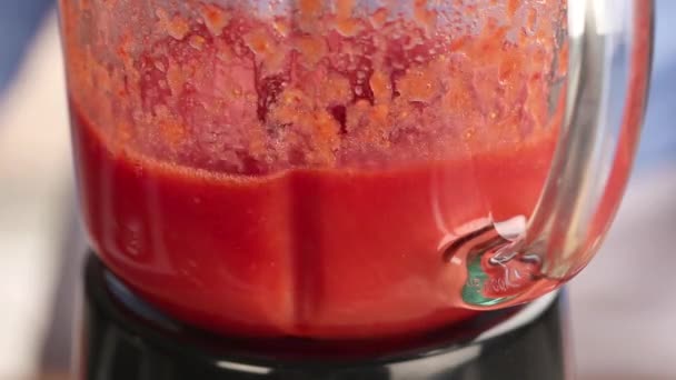 Erdbeeren im Mixer pürieren — Stockvideo