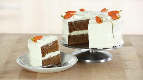 Carrot cake with cream — Stock Video