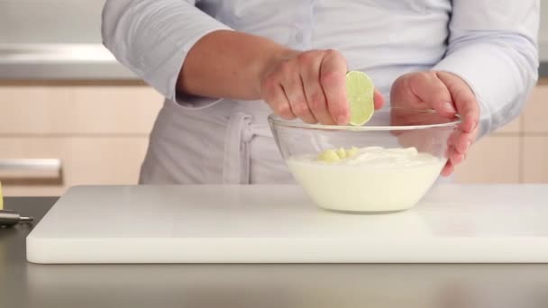 Делают йогуртовый маринад — стоковое видео