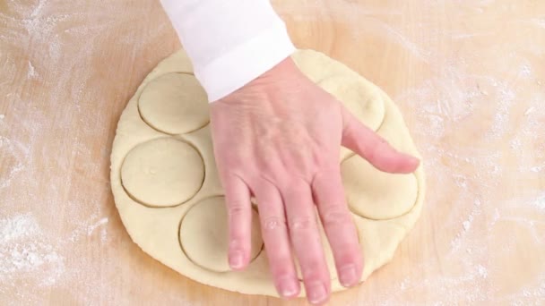 Círculos cortados de pastelería — Vídeos de Stock