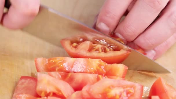 Picar tomate en la tabla de cortar — Vídeos de Stock