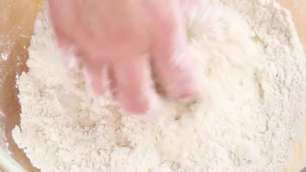 Mehl und Butter werden vermischt — Stockvideo