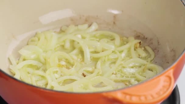 Lét hozzáadott-hoz sült hagymával, serpenyős zöldségek — Stock videók