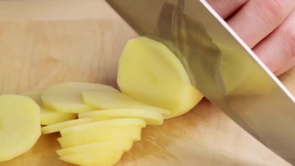 Tunt skivad potatis — Stockvideo