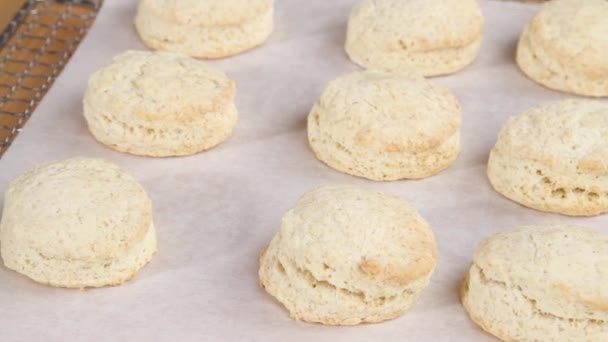 Vers gebakken scones — Stockvideo