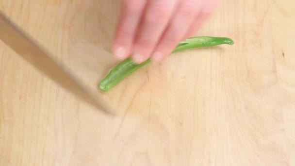 Taglio peperoncino verde — Video Stock