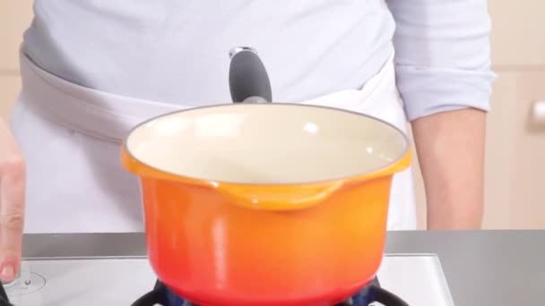 Óleo e manteiga sendo adicionados a um pote — Vídeo de Stock