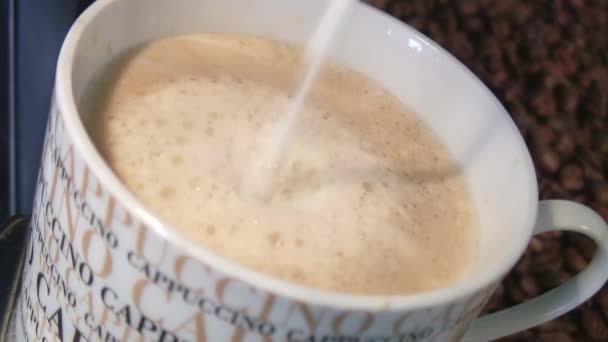 Melk wordt toegevoegd aan een cappuccino — Stockvideo
