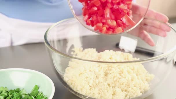 Ingrediënten voor tabbouleh — Stockvideo