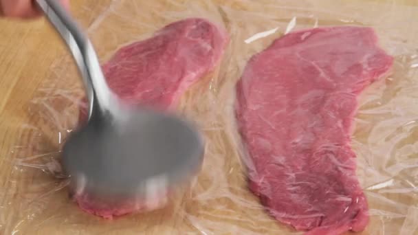 Afvlakking een escalope kalfsvlees — Stockvideo