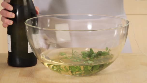 Champagner zu Waldmeister hinzugefügt — Stockvideo