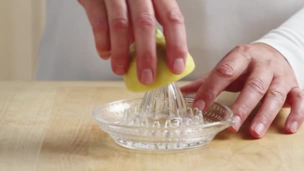 Squeezing a lemon on juicer — Stock Video