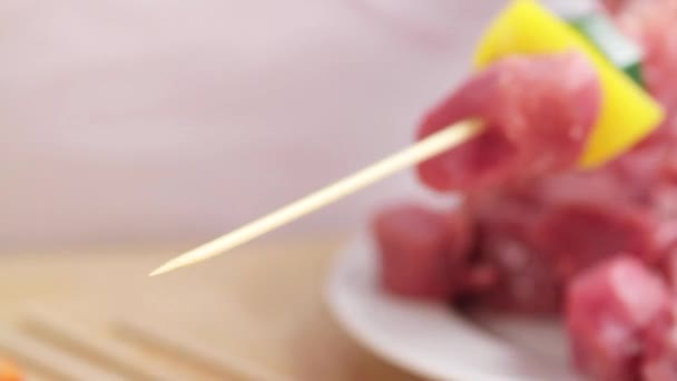 Nawlekanie kostki mięsa i warzyw — Wideo stockowe