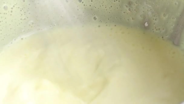 Crema de batir en bowl — Vídeo de stock