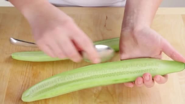 Komkommer zaden worden geschraapt uit — Stockvideo