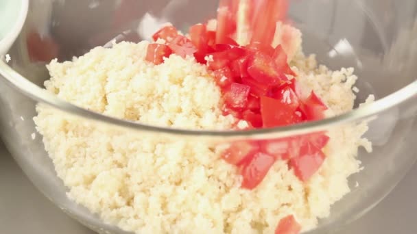 Ingredientes para tabbouleh en un tazón — Vídeos de Stock