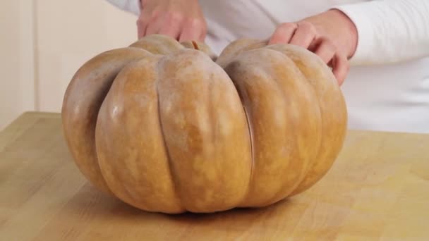 Snijden een butternut — Stockvideo
