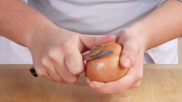 Onion being peeled close up — Stock Video