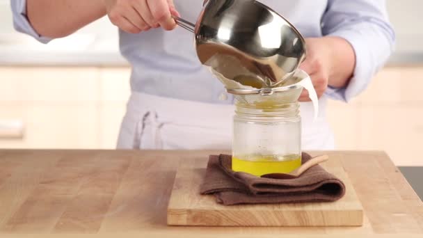 Clarified butter being sieved — Stock Video