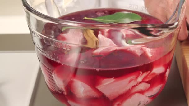 Vitello marinato con vino rosso — Video Stock