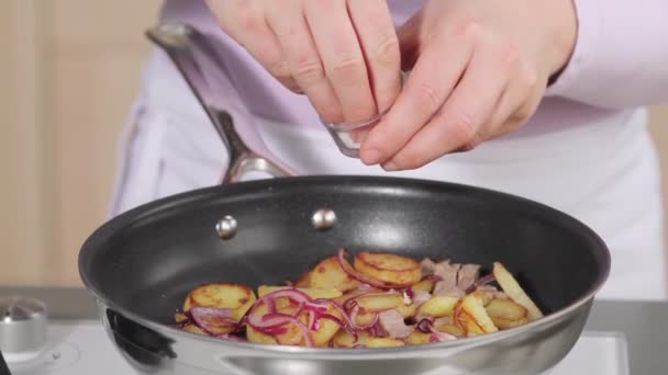 Typisch Tiroolse gerecht met behulp van restjes — Stockvideo