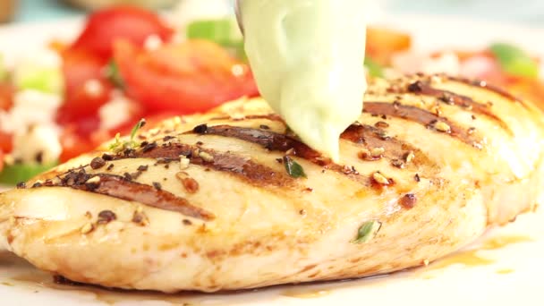 Kip wordt geserveerd met wasabi plakken — Stockvideo