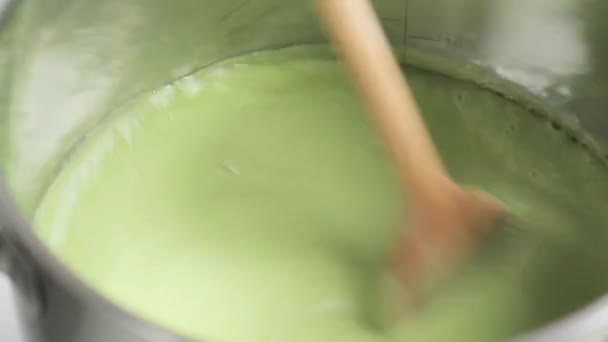 Enriching cream of pea soup — Stock Video