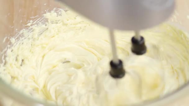Crema de mantequilla con una batidora — Vídeos de Stock