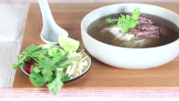 Pho bo - vietnamesische Nudelsuppe — Stockvideo