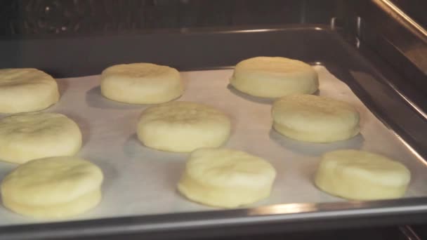 Sconen bakken in de oven — Stockvideo