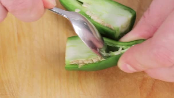 Deseeding un peperoncino jalapeno — Video Stock