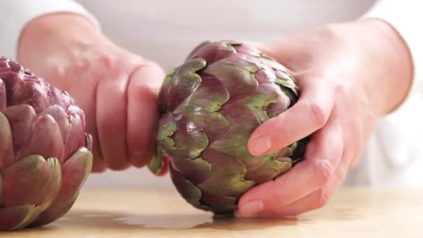 Chef removendo o caule de alcachofra — Vídeo de Stock