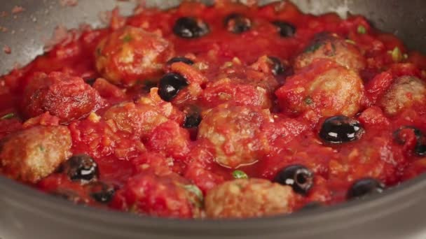 Meat balls simmering in tomato sauce — Stock Video
