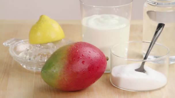 Ingredientes para lassi de mango — Vídeo de stock