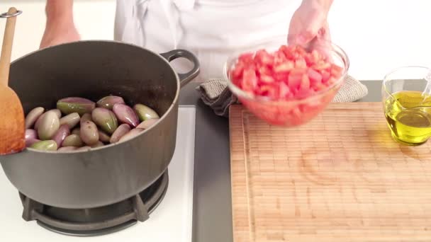 Tomaten zu gebratenen Schalotten hinzugefügt — Stockvideo