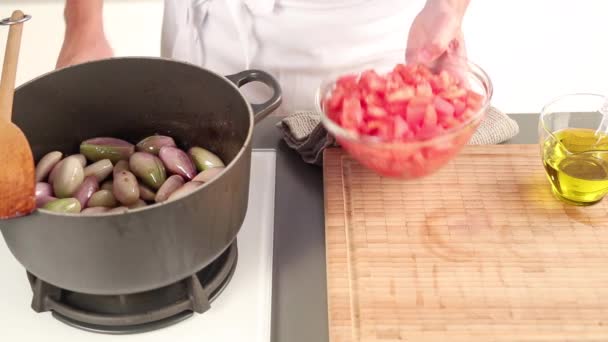 Tomates añadidos a las chalotas fritas — Vídeo de stock