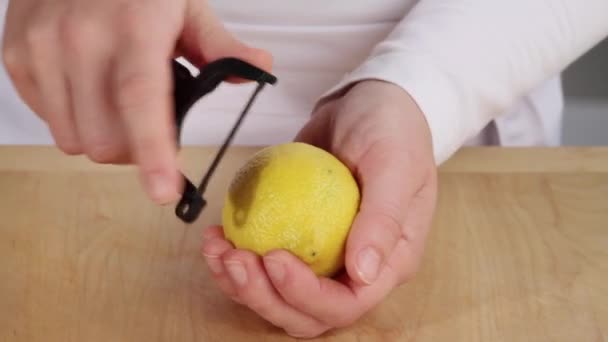 Peeling en remsa av zest från citron — Stockvideo