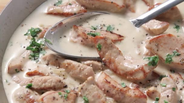 Dish consisting of chopped veal, mushrooms and cream — Stock Video