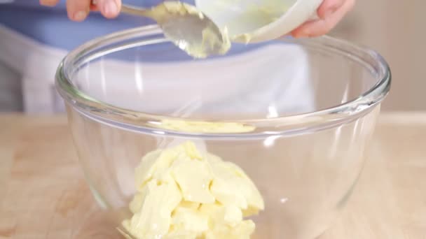 Smör creamed med en mixer — Stockvideo