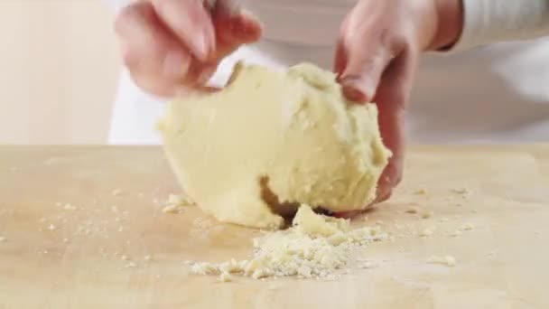 Amassar massa de pão curto — Vídeo de Stock