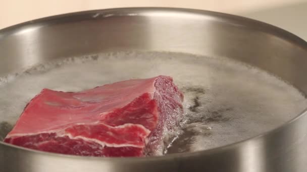 Nötkött är kokt i gryta — Stockvideo