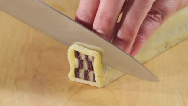 Cutting chocolate and vanilla biscuit — Stock Video